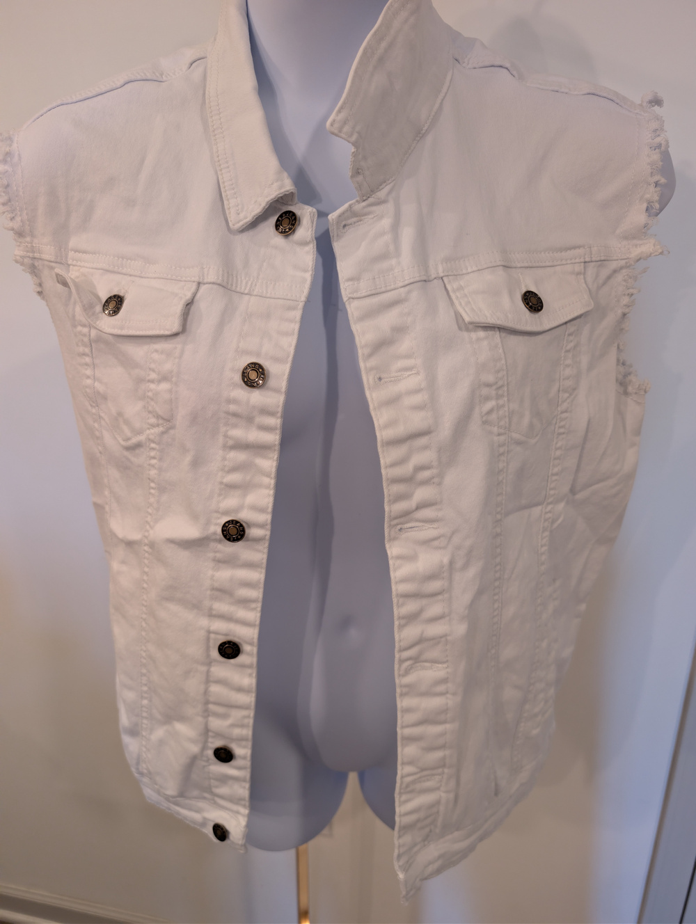 1156 - Alliance White Denim Cropped Vest Frayed Sleeveless Button Front -Size Sm